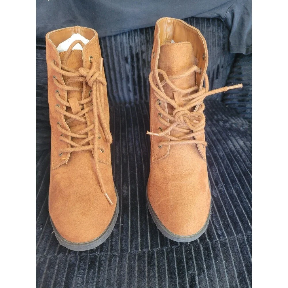 Forever 21 Tan Lace-Up Boots – Size 7.5